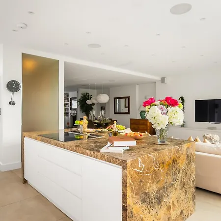 4 Bed 4 Bath House By Livestay Short Lets & Serviced Accommodation London With Parking, Jacuzzi & Garden Exterior foto