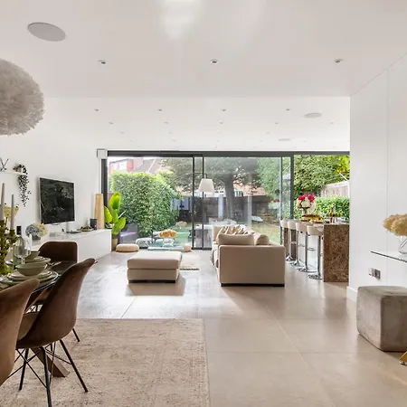 4 Bed 4 Bath House By Livestay Short Lets & Serviced Accommodation London With Parking, Jacuzzi & Garden Exterior foto