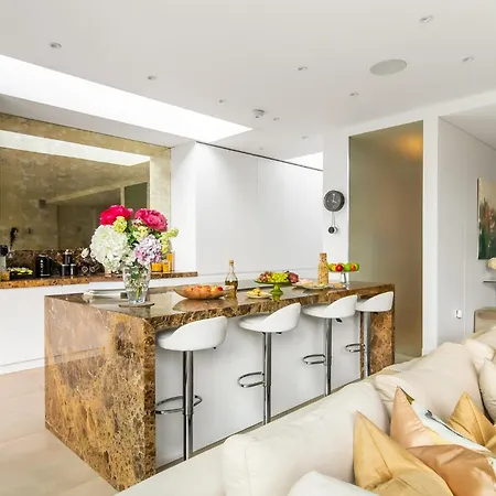 4 Bed 4 Bath House By Livestay Short Lets & Serviced Accommodation London With Parking, Jacuzzi & Garden Exterior foto