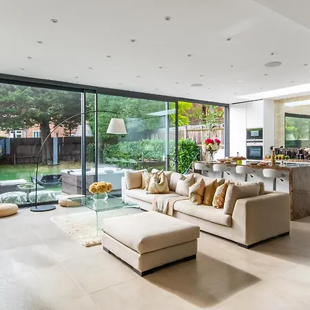 4 Bed 4 Bath House By Livestay Short Lets & Serviced Accommodation London With Parking, Jacuzzi & Garden Exterior foto