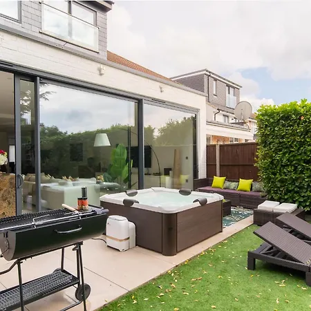4 Bed 4 Bath House By Livestay Short Lets & Serviced Accommodation London With Parking, Jacuzzi & Garden Exterior foto