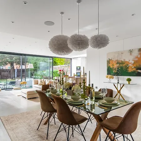 4 Bed 4 Bath House By Livestay Short Lets & Serviced Accommodation London With Parking, Jacuzzi & Garden Exterior foto