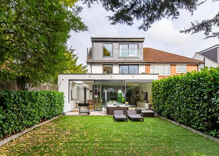 4 Bed 4 Bath House By Livestay Short Lets & Serviced Accommodation London With Parking, Jacuzzi & Garden