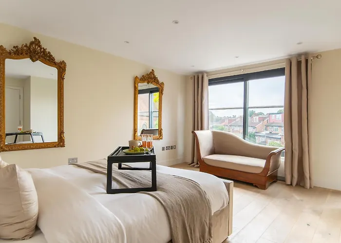 4 Bed 4 Bath House By Livestay Short Lets & Serviced Accommodation London With Parking, Jacuzzi & Garden