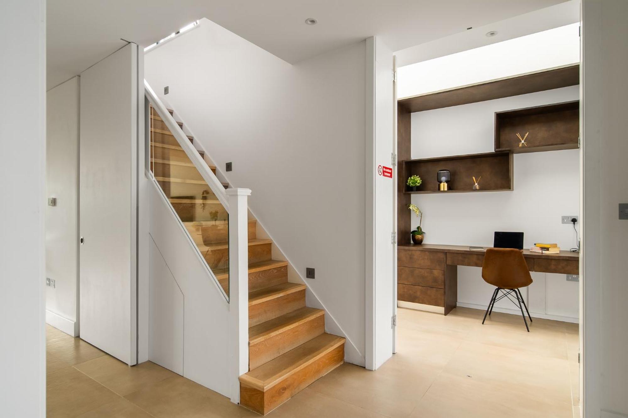 4 Bed 4 Bath House By Livestay Short Lets & Serviced With Parking, Jacuzzi & Garden London