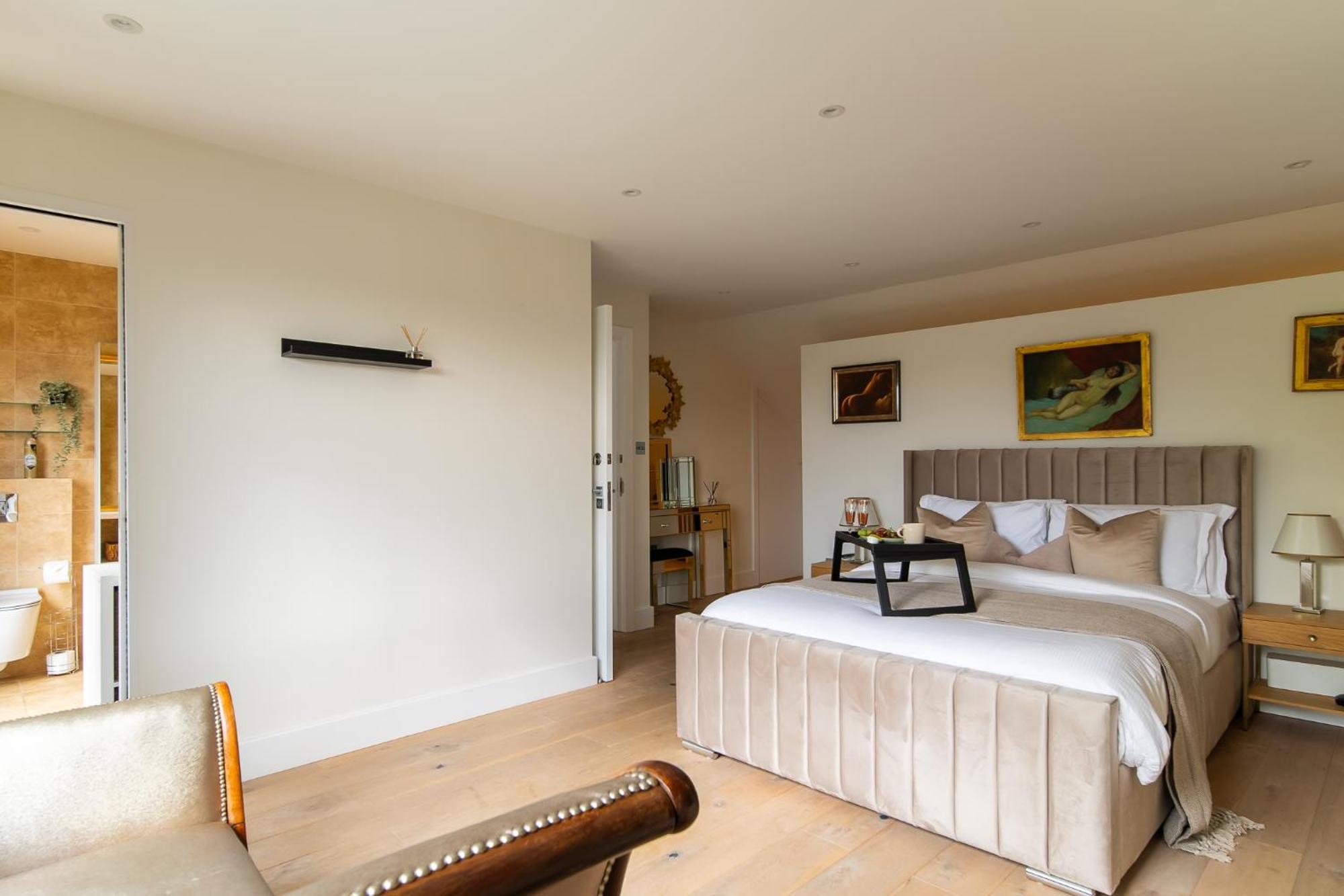 4 Bed 4 Bath House By Livestay Short Lets & Serviced With Parking, Jacuzzi & Garden Ferienhaus London