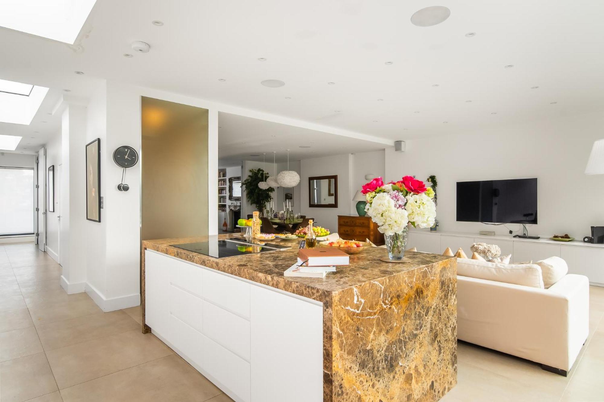 4 Bed 4 Bath House By Livestay Short Lets & Serviced With Parking, Jacuzzi & Garden * London